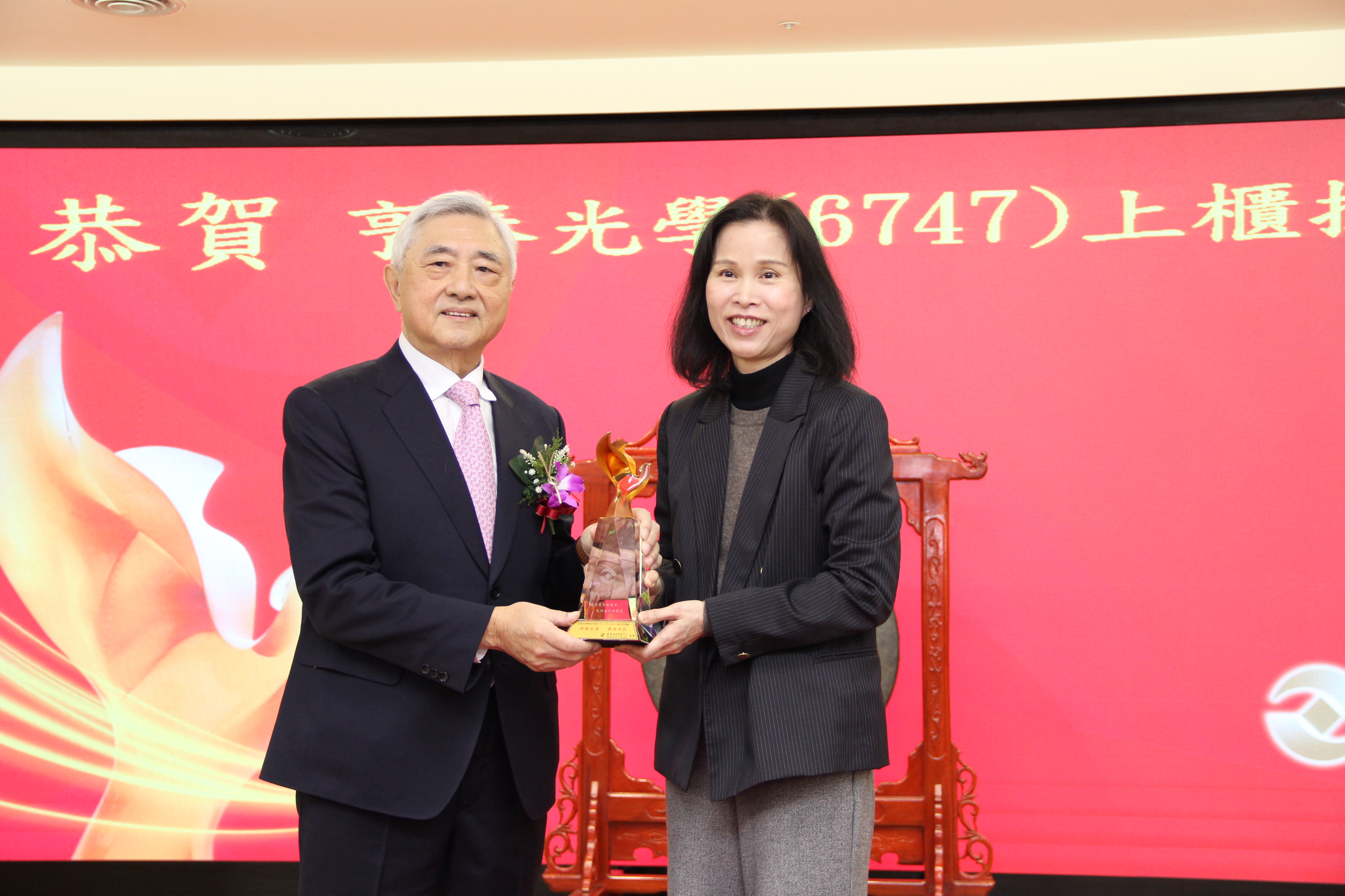 本中心李愛玲總經理(右)致贈紀念品予亨泰光公司吳泰雄董事長(左)，恭賀上櫃掛牌成功。
