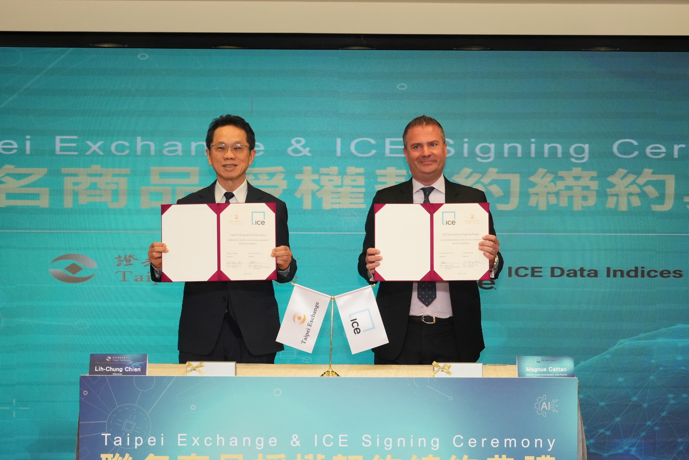 櫃買中心簡立忠董事長(左)及ICE指數公司亞太區主管Magnus Cattan (右)於聯名商品授權契約締約典禮中合影