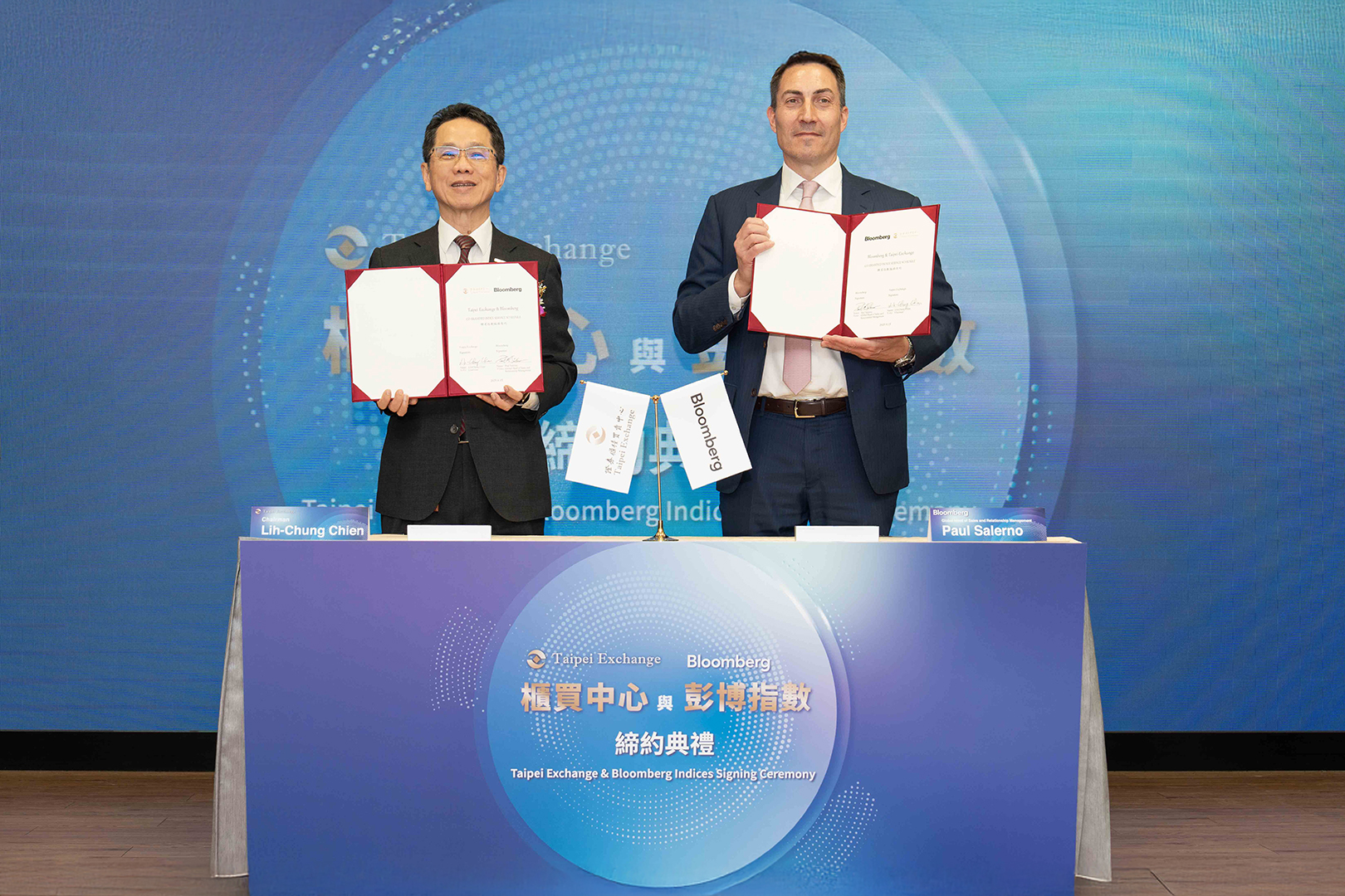 櫃買中心簡立忠董事長(左)及彭博全球指數業務主管Paul Salerno (右)於聯名指數締約典禮中合影